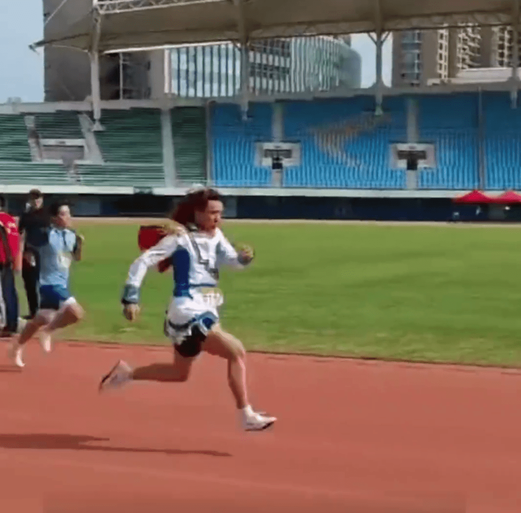 男生校運會Cos遊戲角色跑步奪冠。