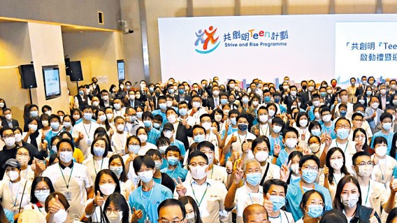 選委界立法會議員、教聯副主席鄧飛關注去年9月政府展開的「共創明Teen」計劃目前的工作進展。資料圖片