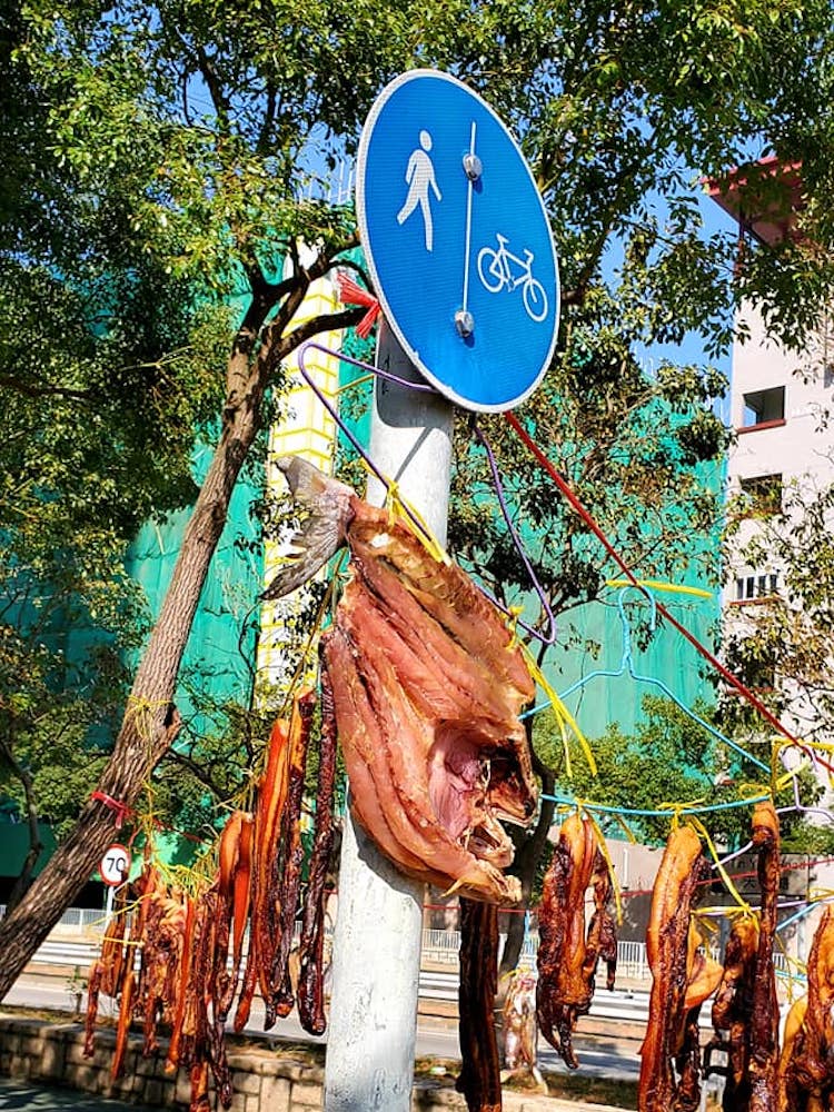 街坊將臘味掛於路牌。香港行山遠足之友FB圖片