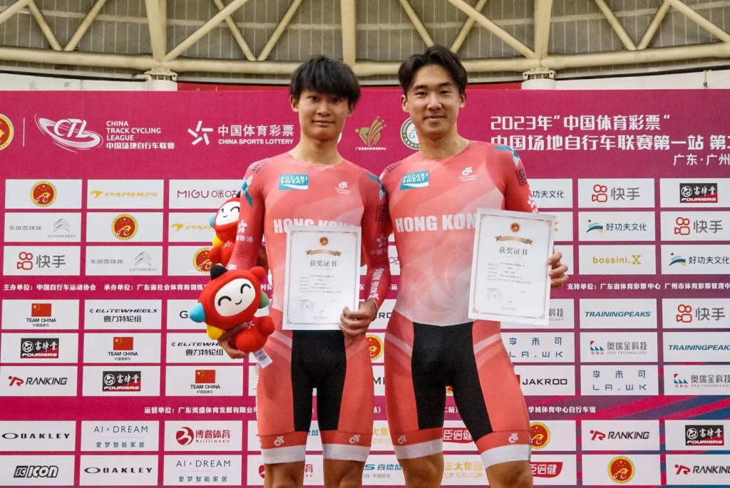 成年男子麥迪遜賽冠軍 ，朱浚瑋及梁峻榮。  香港單車總會圖片