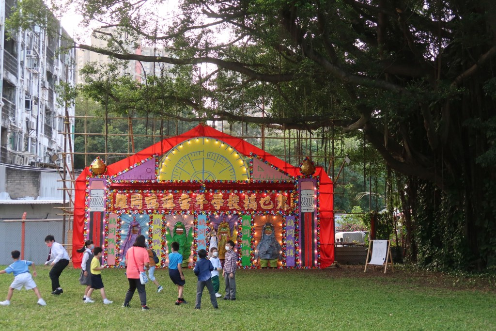 一群小孩子正在大草地上玩「狐狸先生幾多點」。