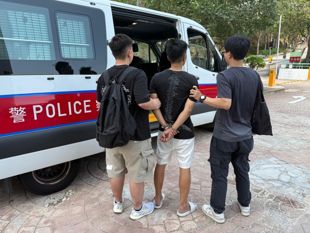 兩名被捕人現正被扣留調查。案件現由葵青警區刑事調查隊第五隊跟進。 兩名被捕人現正被扣留調查。案件現由葵青警區刑事調查隊第五隊跟進。