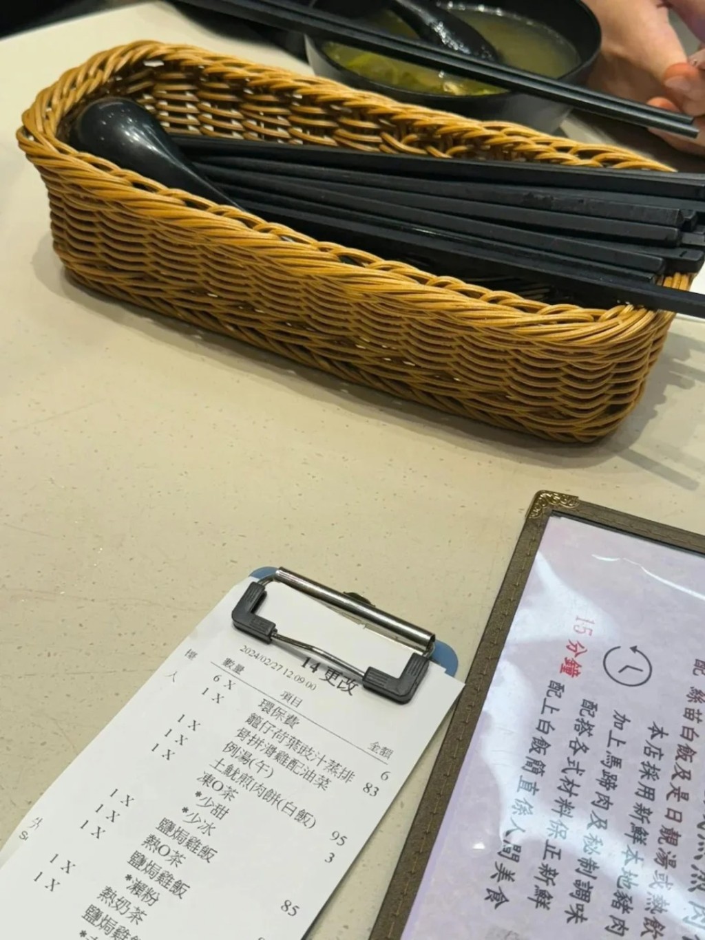 有網民在小紅書發文，指在香港「金X」餐廳被收取每位一元「環保費」。小紅書圖片