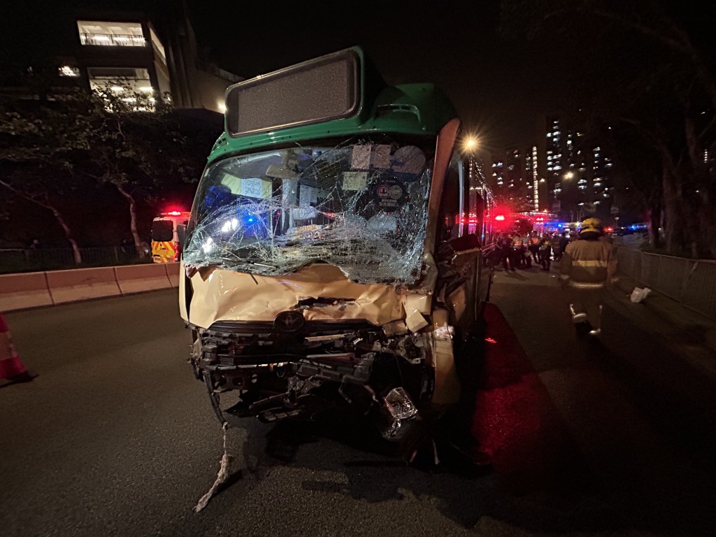 小巴車頭嚴重損毀。曾志恒攝 小巴車頭嚴重損毀。曾志恒攝