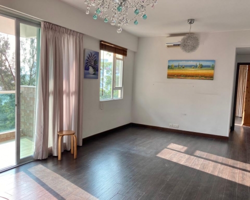 這個龍翔苑8座低層D室，實用面積1204方呎。