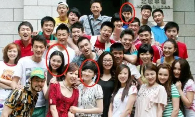 張睿（右上紅圈）畢業於中央戲劇學院2006級表演系，與宋軼（左下紅圈）是同班同學。