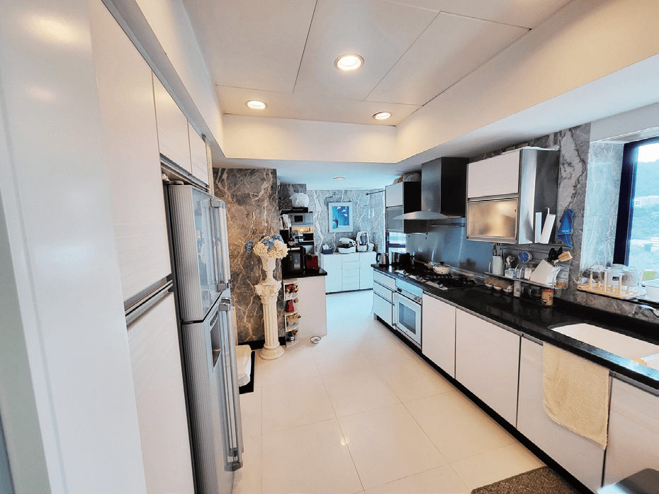 特大廚房以灰白色為主調，設有多組櫥櫃。
