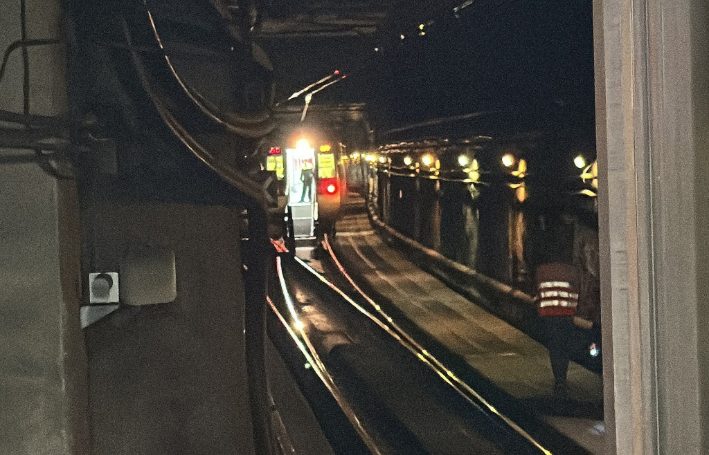 港鐵將軍澳綫一列列車去年12月發生故障，乘客要以緊急通道離開車廂。資料圖片