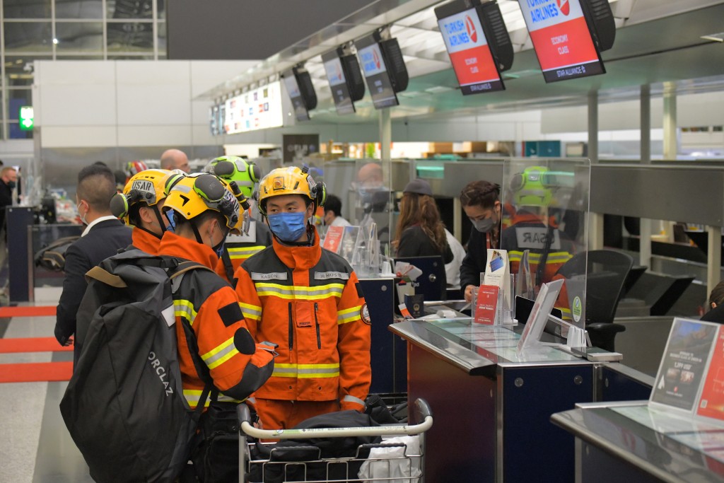 參與支援的消防處人員在機場準備登機。梁譽東攝