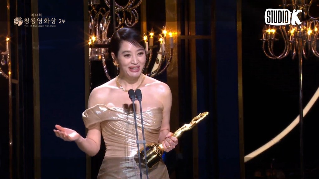 金惠秀獲得青龍電影獎，向大會表達感謝。