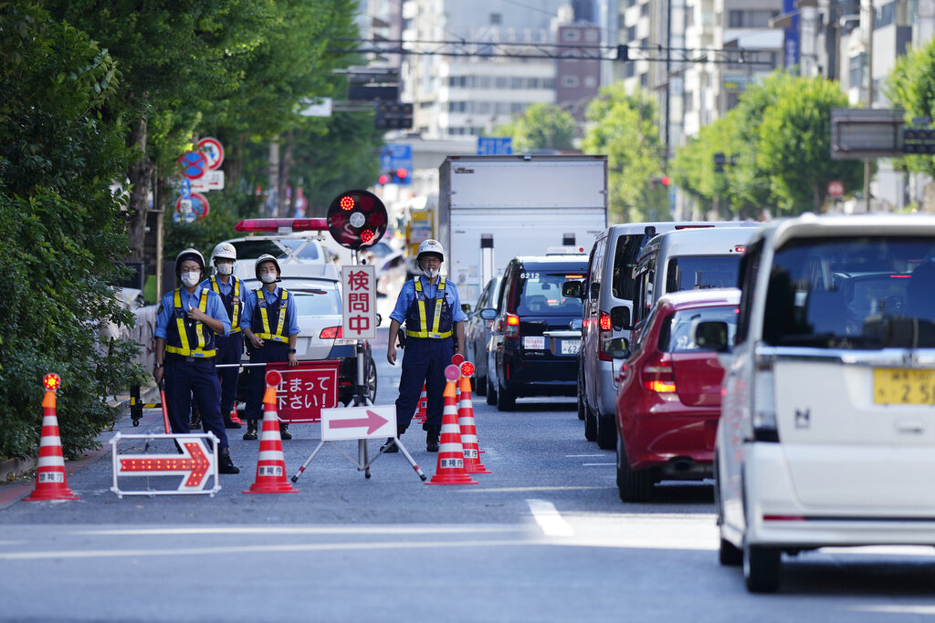 東京警方嚴陣以待。AP