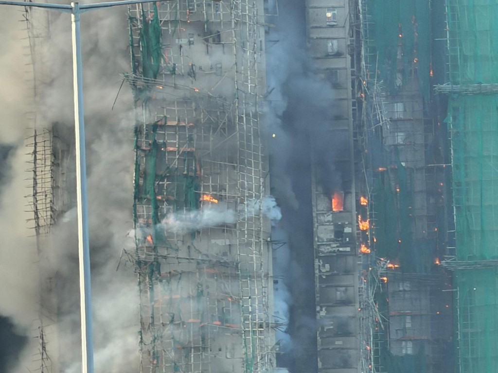 大埔宏福苑宏昌閣有外牆棚架起火，遠處清晰可見。曾志恒攝