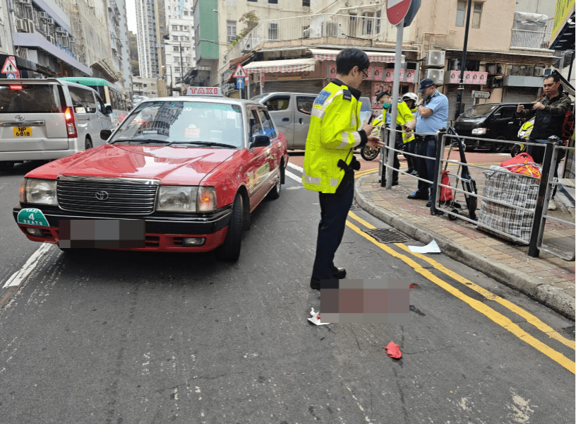 現場所見,路上遺一大灘血漬。黎志偉攝 現場所見,路上遺一大灘血漬。黎志偉攝