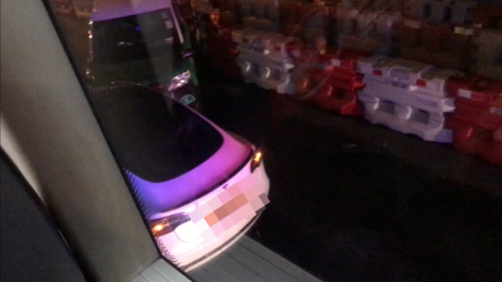 一辆Tesla于马鞍山逆线撼的士，司机涉酒驾被捕。香港突发事故报料区FB图片