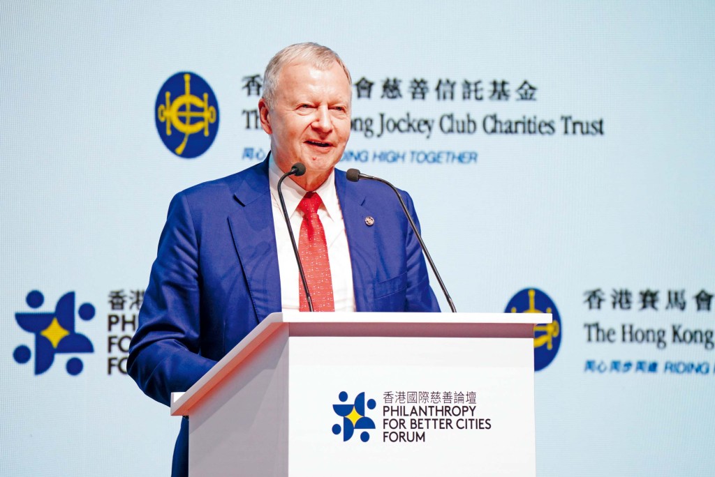 香港賽馬會行政總裁應家柏，在香港國際慈善論壇上發表閉幕致辭。