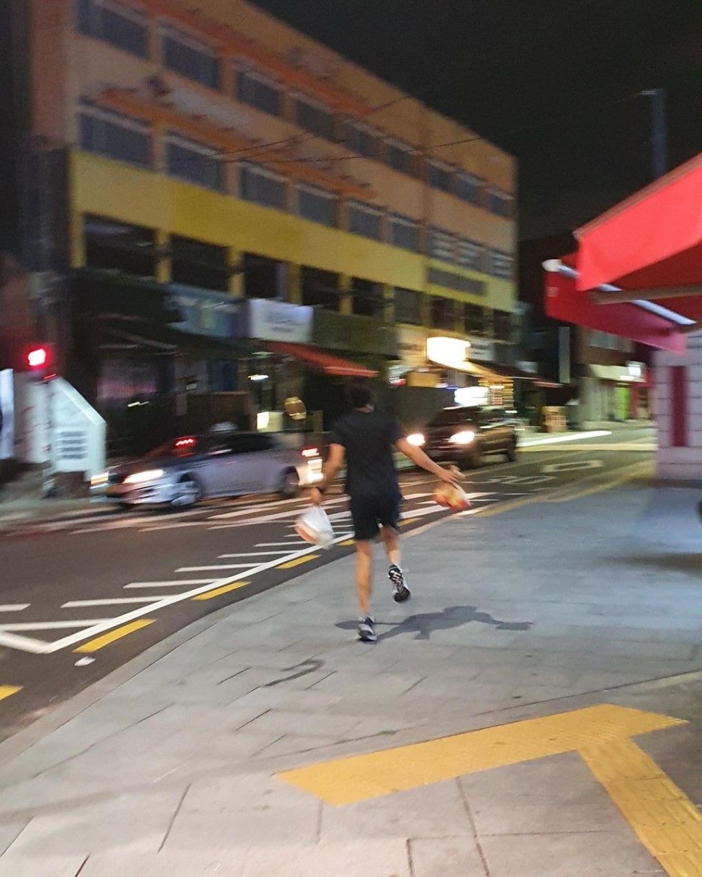 趕快跑回家開餐。