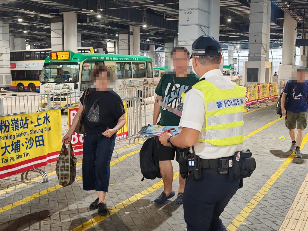 警方在各区进行教育及宣传活动，向市民及访港旅客派发1,605件纪念品及3,484张宣传单张。