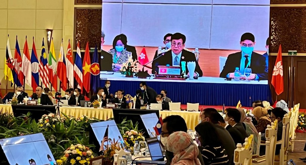 丘應樺在會議上發言。
