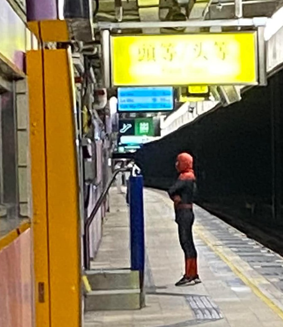 楼主：蜘蛛侠喺大埔站月台出现，个样有d迷惑 。网上截图