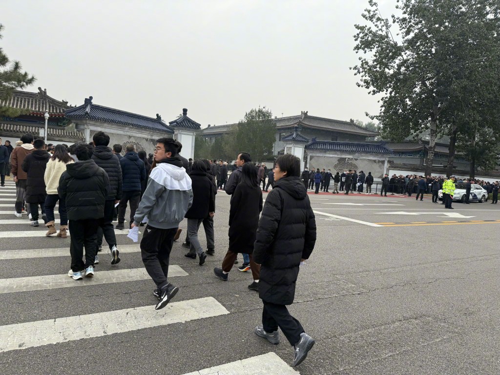 大批民眾今早到北京八寶山殯儀館送別楊振寧。大皖新聞 大批民眾今早到北京八寶山殯儀館送別楊振寧。大皖新聞