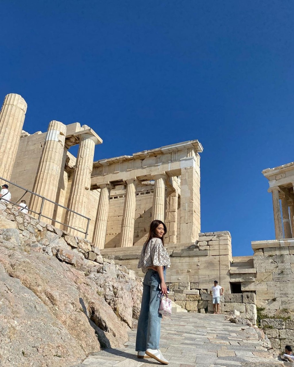 周秀娜与友人到希腊旅游。