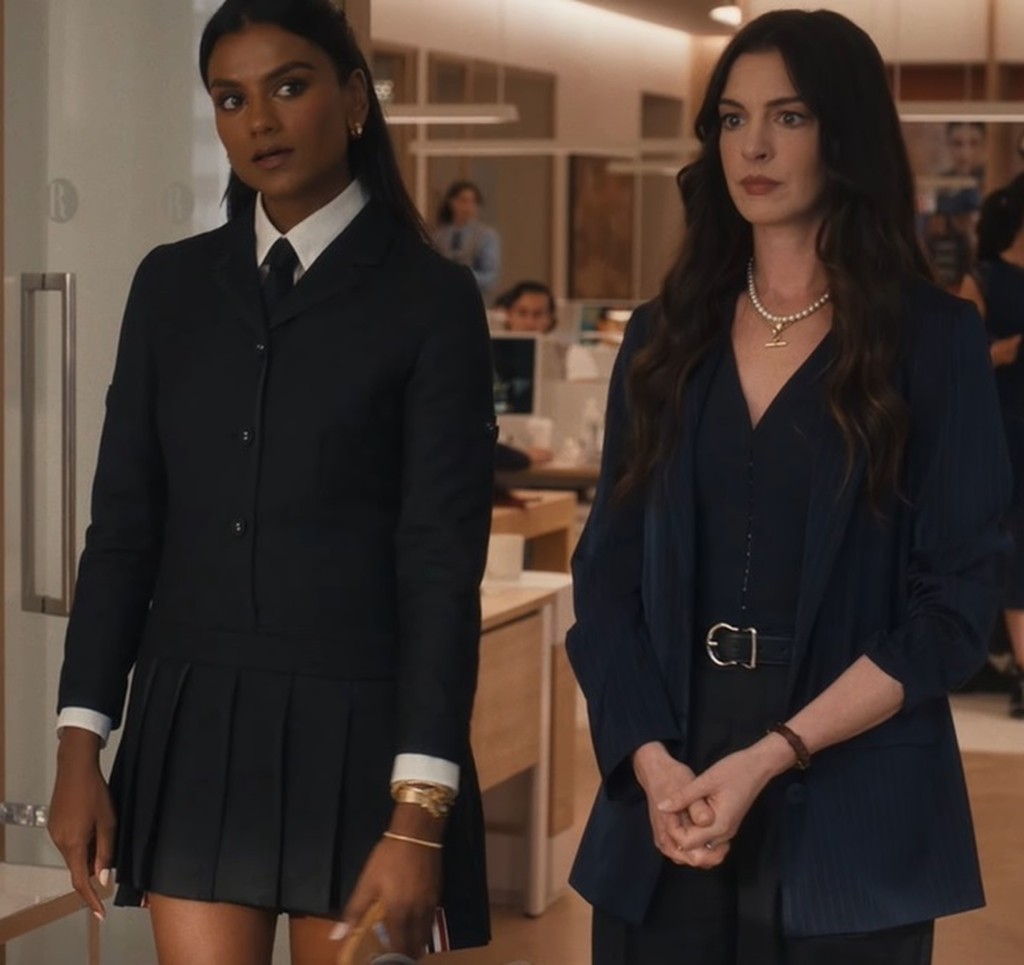 《柏捷頓家族：名門韻事》女星Simone Ashley（左）扮演Miranda的助理Amari。