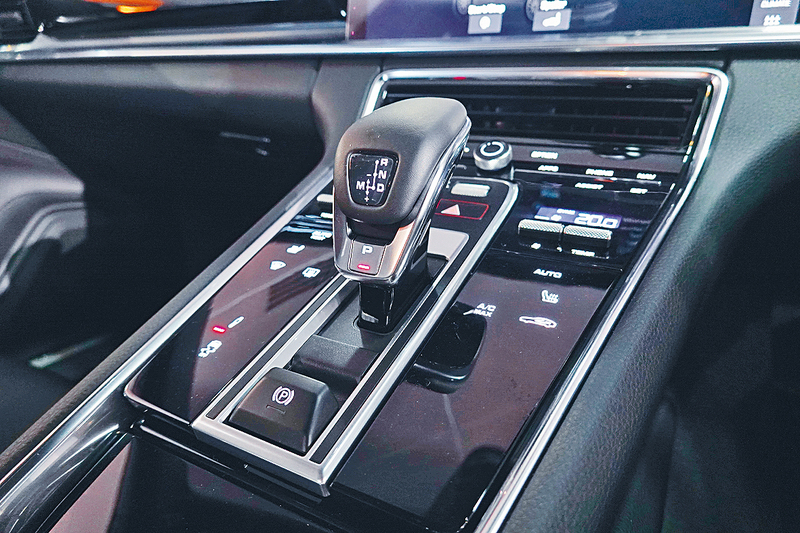 ●8速PDK波箱+/-功能由?盤轉檔撥片控制。