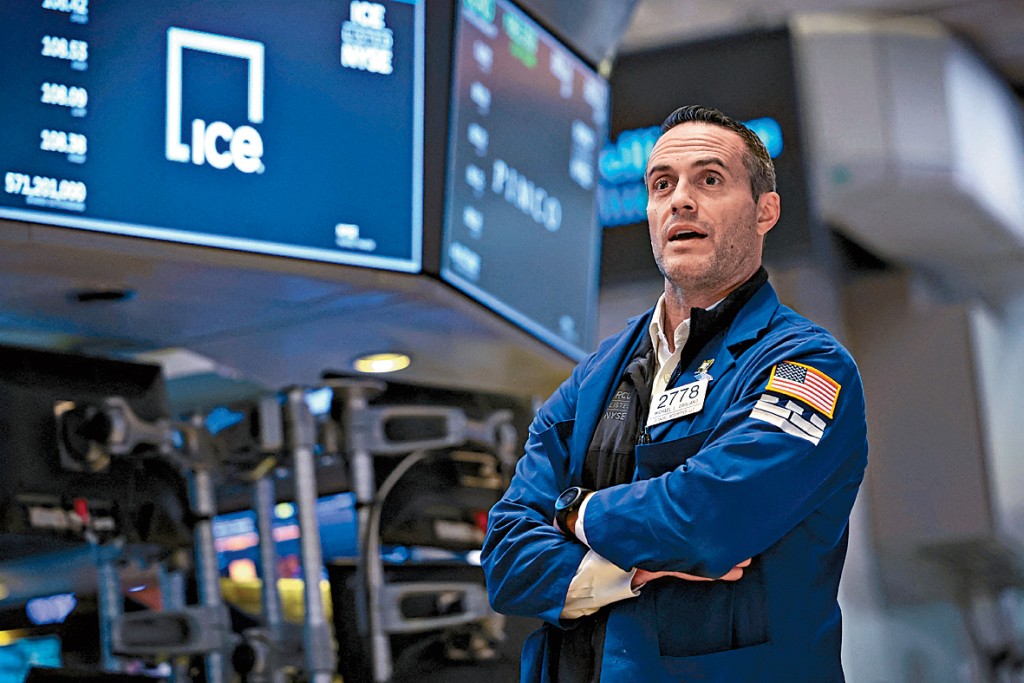 杜指周五收市跌366点或1.12%，报32417点。