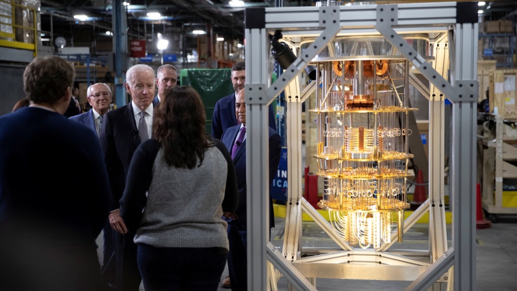 美國總統拜登參觀全球第一台商業化量子電腦IBM Q System One 。 路透社