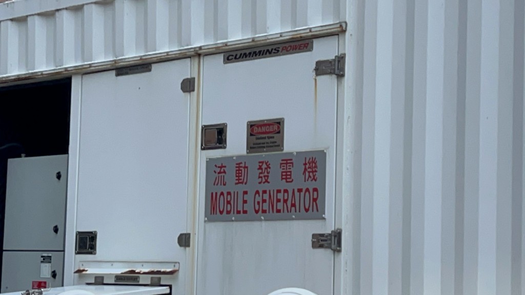 港燈派出流動發電機到場支援。
