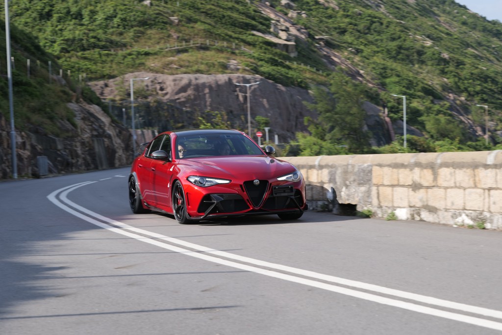 爱快Alfa Romeo Giulia GTAm香港试驾，那种轻巧、准绳、敏锐攻弯操控反应，很像保时捷911 GT3 RS。