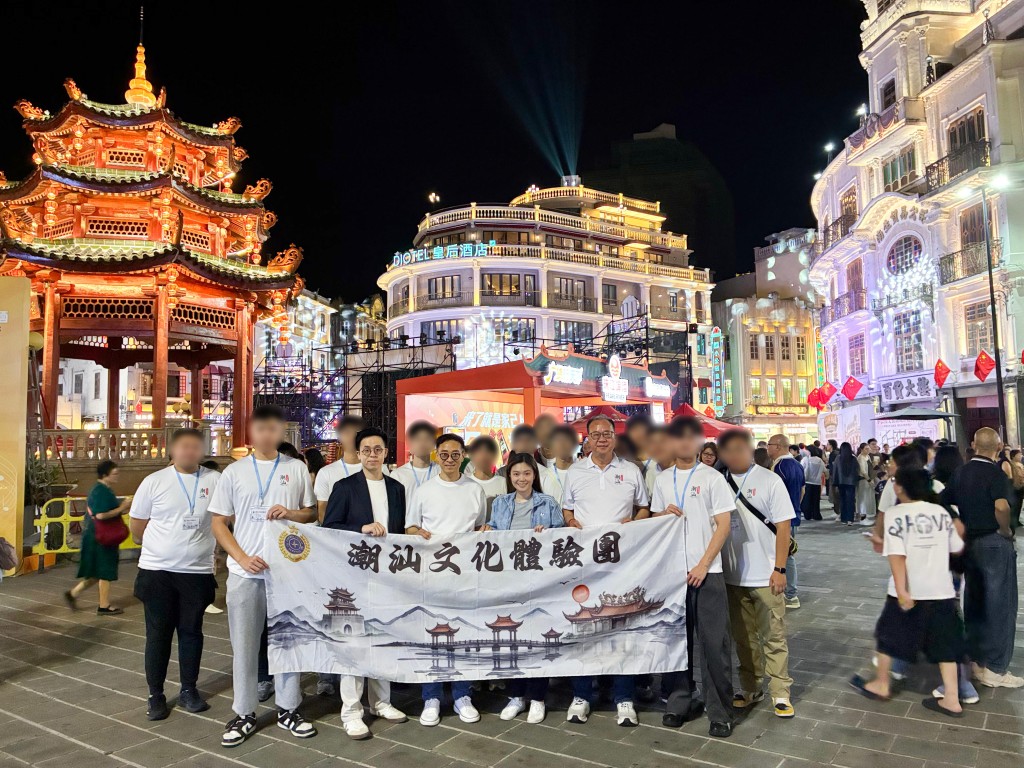 懲教署署長黃國興（前排左三）、贊助人靳佳宏（前排左二）聯同嘉賓及青少年更生人士潮汕文化體驗團團員遊覽汕頭小公園，以了解當地的風土人情並合影。