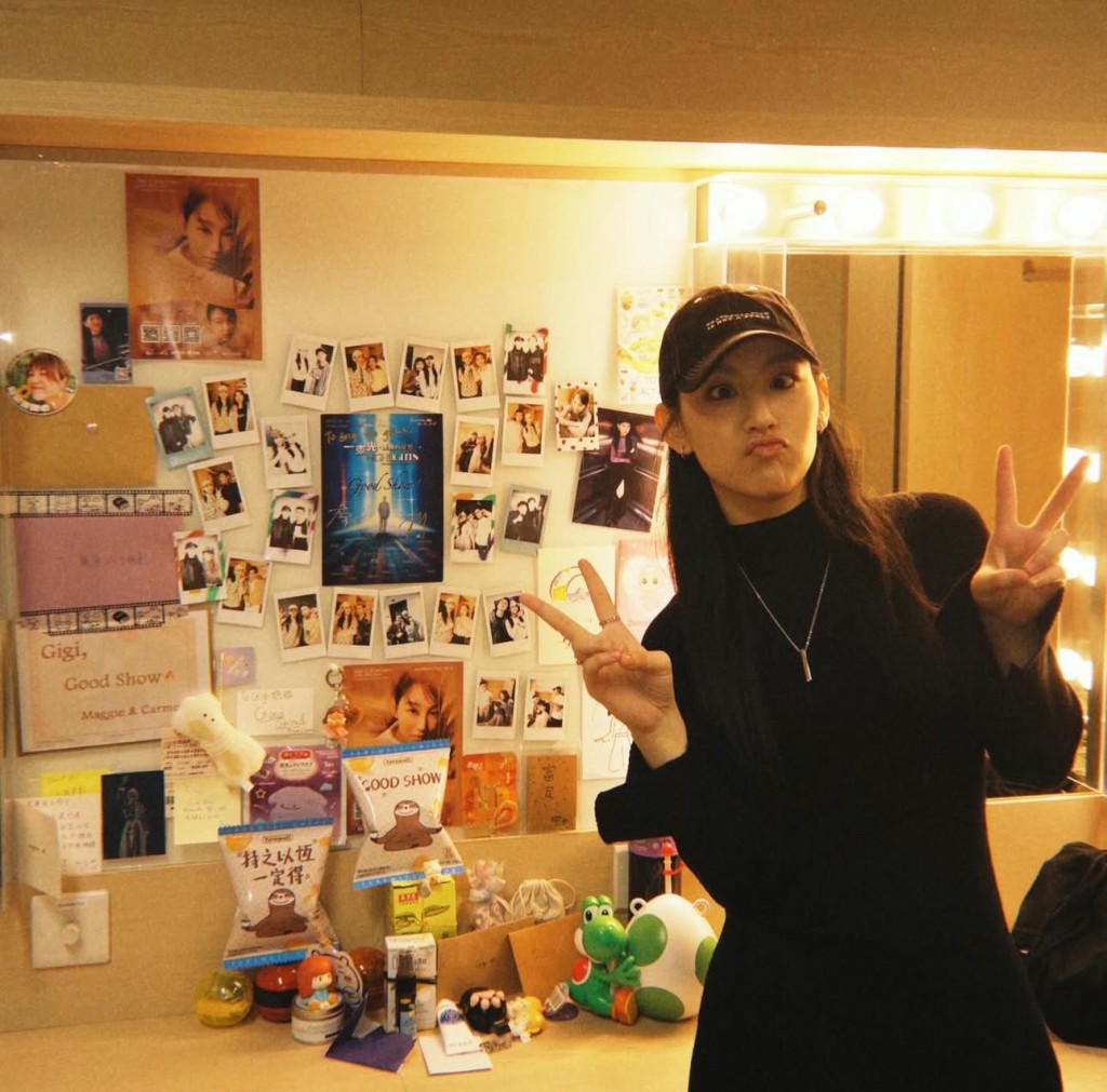 炎明熹演挑戰音樂劇時,她的化妝間貼滿多張合照。 炎明熹演挑戰音樂劇時,她的化妝間貼滿多張合照。
