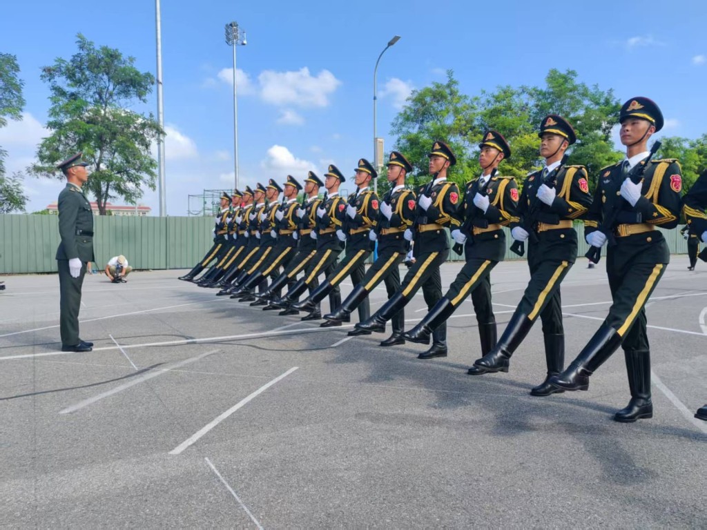 教官要求受閱官兵的每個動作和表情都要做到無可挑剔。楊浚源攝