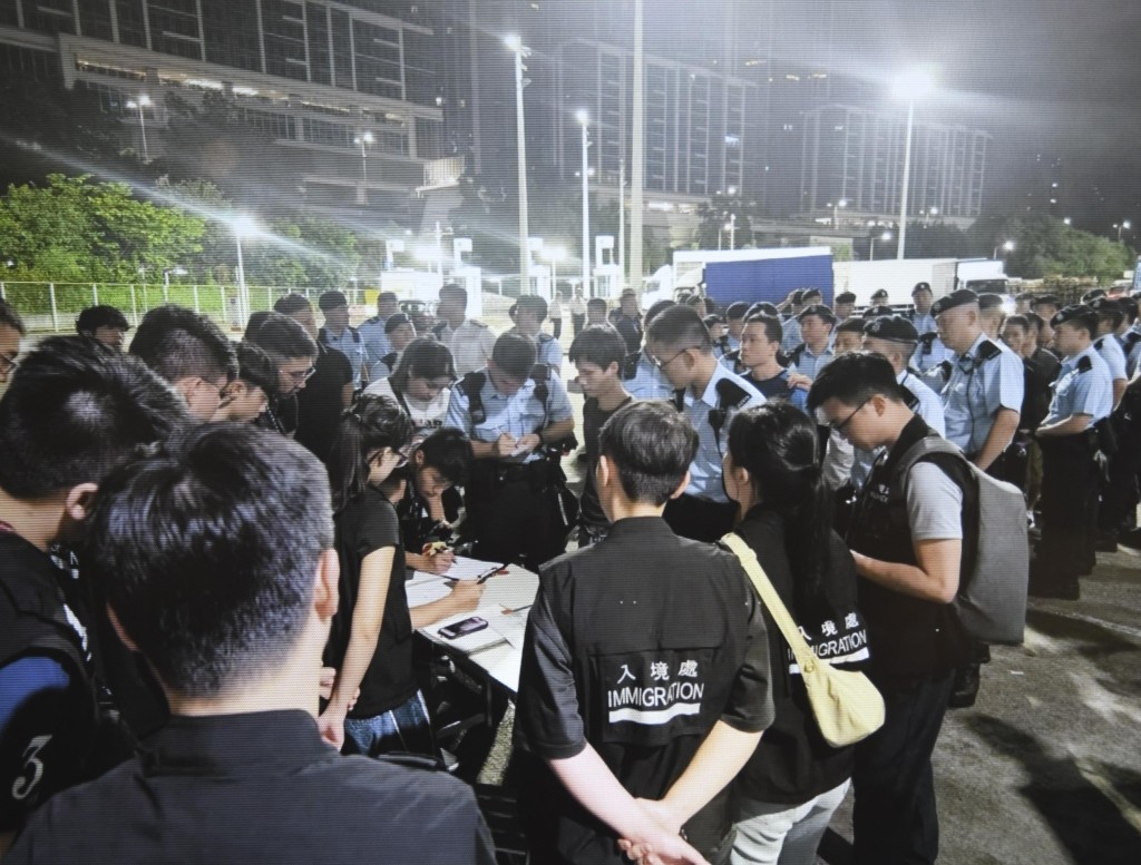 深水埗警區聯同西九龍機動部隊及入境處突擊搜查長沙灣魚類批發市場,拘捕9名非法勞工。 深水埗警區聯同西九龍機動部隊及入境處突擊搜查長沙灣魚類批發市場,拘捕9名非法勞工。