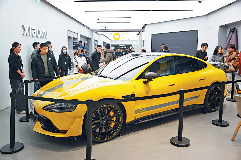 北京一商場內展示的小米汽車。