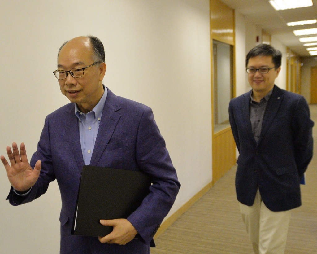 左:運輸及房屋局長陳帆;右:運房局副秘書長蔡傑銘。