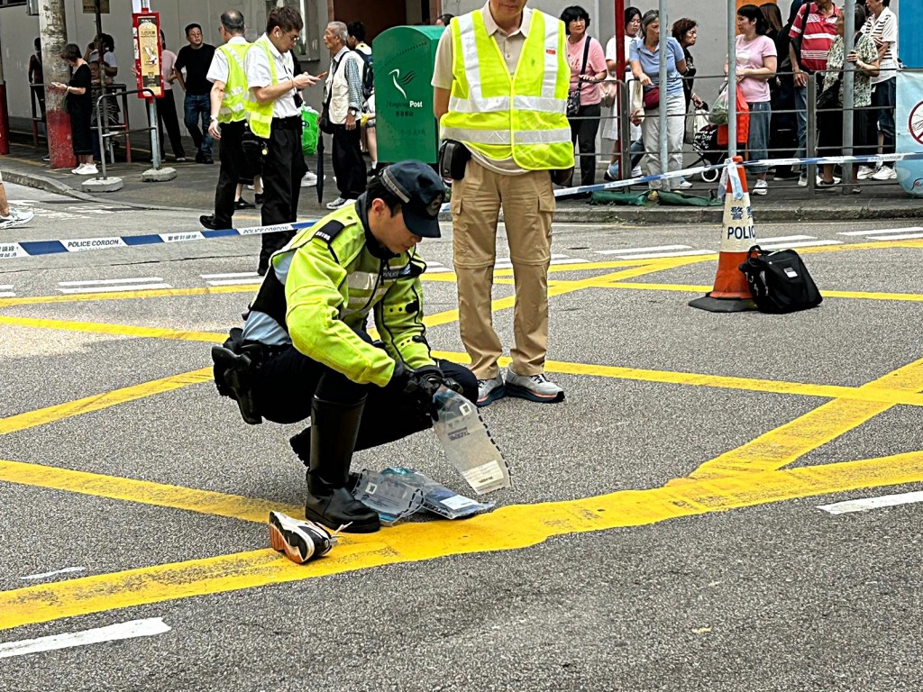 警員在場處理傷者物件。曾志恆攝 警員在場處理傷者物件。曾志恆攝