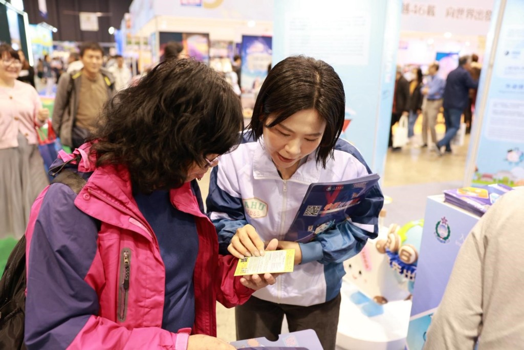 入境處職員向現場市民講解旅遊小貼士。