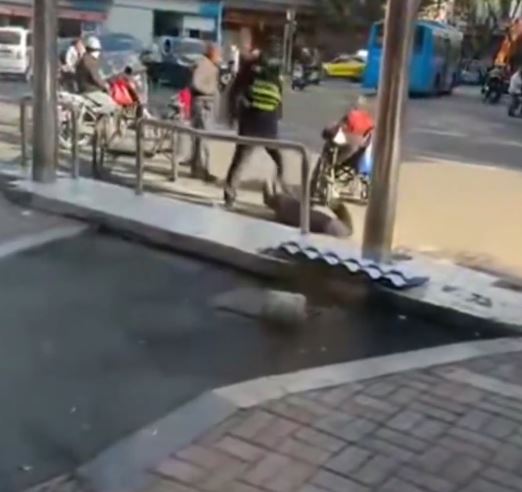 福建有城管与老人口角，用身体将对方撞死。抖音