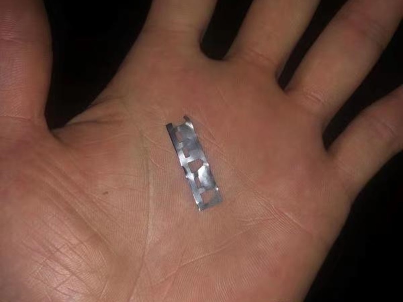 女子欲吞下刀片自殺。網圖