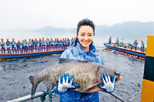 ■周詠琁捧着巨魚拍照留念。