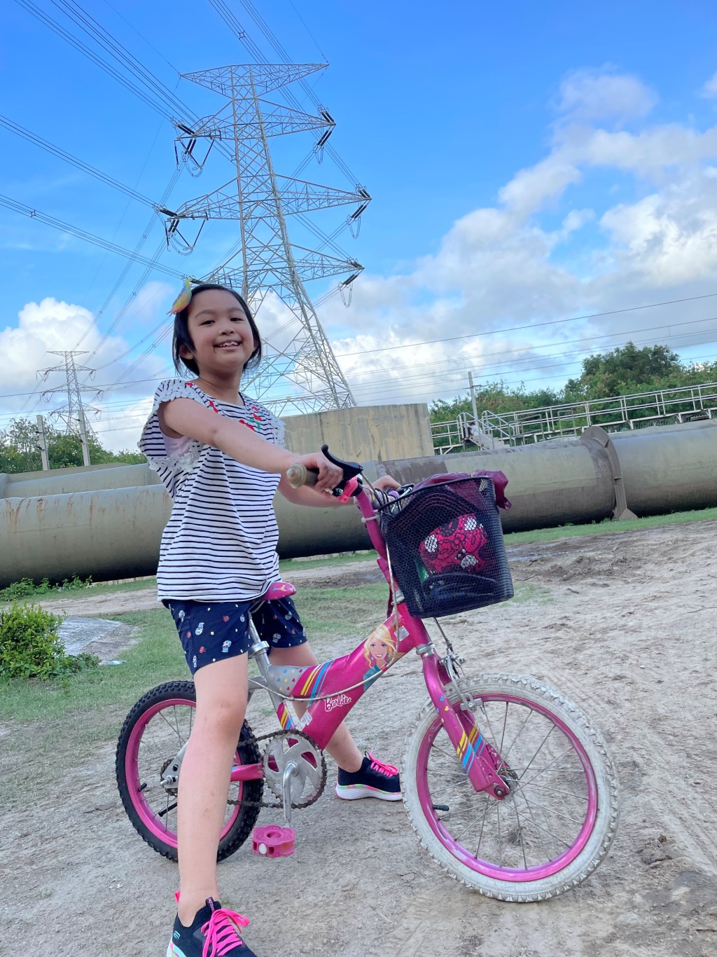 希怡背後就是運送東江水的大水管了！