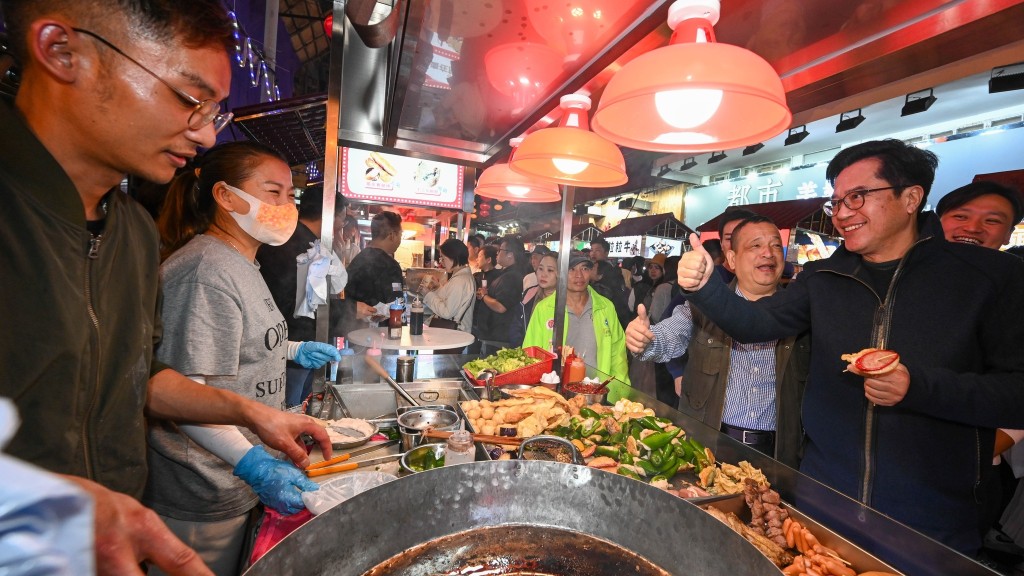 黃偉綸到廟街夜市「掃街」，品嚐煎釀三寶等地道小食。黃偉綸FB