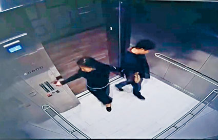 网传影片显示，刘女在电梯内主动挽刘强东臂弯。