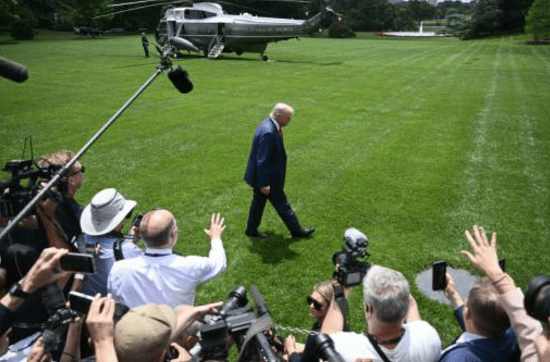 特朗普結束大衞營(Camp David)行程、返回白宮期間被記者問到會否拘捕紐森。法新社 特朗普結束大衞營(Camp David)行程、返回白宮期間被記者問到會否拘捕紐森。法新社