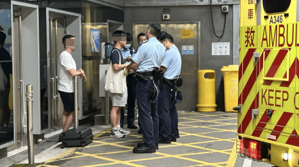 一名洋漢和一名本地男子到醫院探望男事主,現場協助警員提供資料。蔡楚輝攝 一名洋漢和一名本地男子到醫院探望男事主,現場協助警員提供資料。蔡楚輝攝