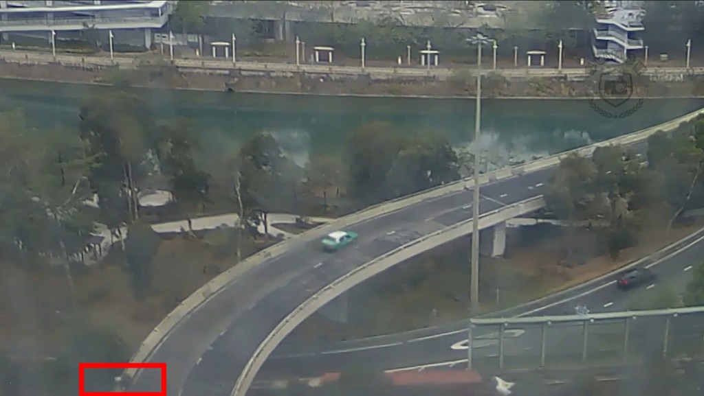 從影片可見,涉事電單車一直沿天橋行駛,並貼近橋邊前進。outube@hkpkdriving 從影片可見,涉事電單車一直沿天橋行駛,並貼近橋邊前進。outube@hkpkdriving