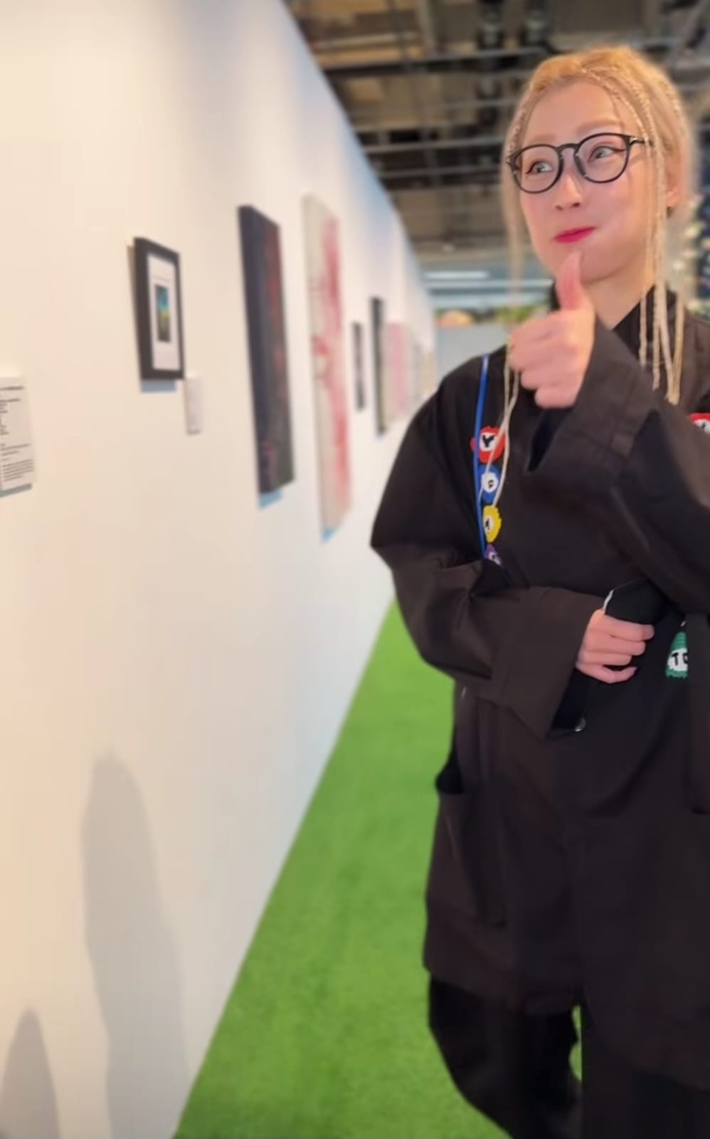 鄭秀文對畫作讚不絕口。