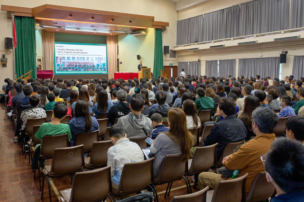 圣若瑟书院今日举办两场2025/26学年中一收生简介会，吸引近千名家长参与。学校提供